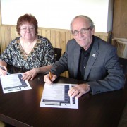 Mme Lise Racette, présidente de l'Association des riverains du lac Jolicoeur; M. Russell Gilbert, président du COBARIC © 2012, COBARIC.