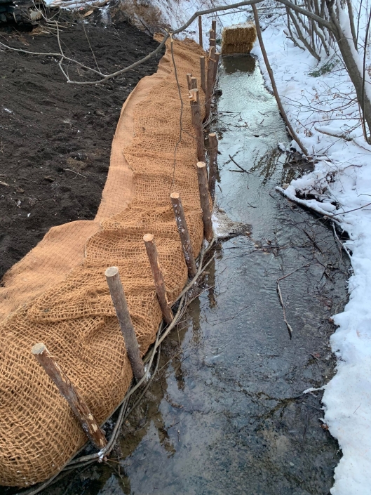 L'aménagement étant fait au bord d'un ruisseau, des branches de saule sont tressées pour limiter l'érosion de la berge, novembre 2021