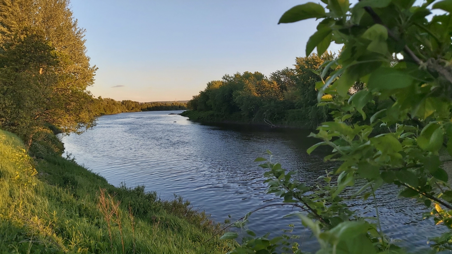 Vue sur la rivière Chaudière près du pont dans la municipalité de Scott, coucher du soleil.