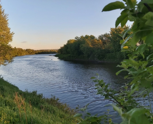 Vue sur la rivière Chaudière près du pont dans la municipalité de Scott, coucher du soleil.