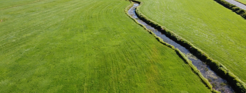 Vue aérienne de la rivière des Fermes en milieu agricole