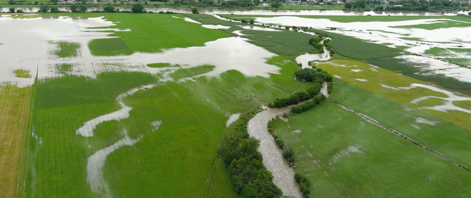 Vue aérienne de la rivière des Fermes lors d'.un épisode d'inondation mineure.