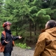 Discussion entre des employées de l'AMVAP et du COBARIC la situation du nerprun bourdaine en forêt