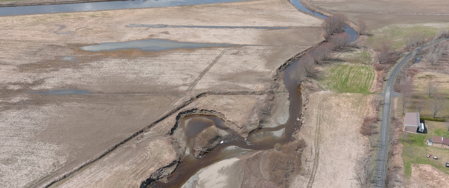 Vue aerienne de la riviere des Plante, Beauceville, printemps 2023 vue aerienne en milieu agricole d'une rivière qui se jette dans la rivière Chaudière en arriere plan.