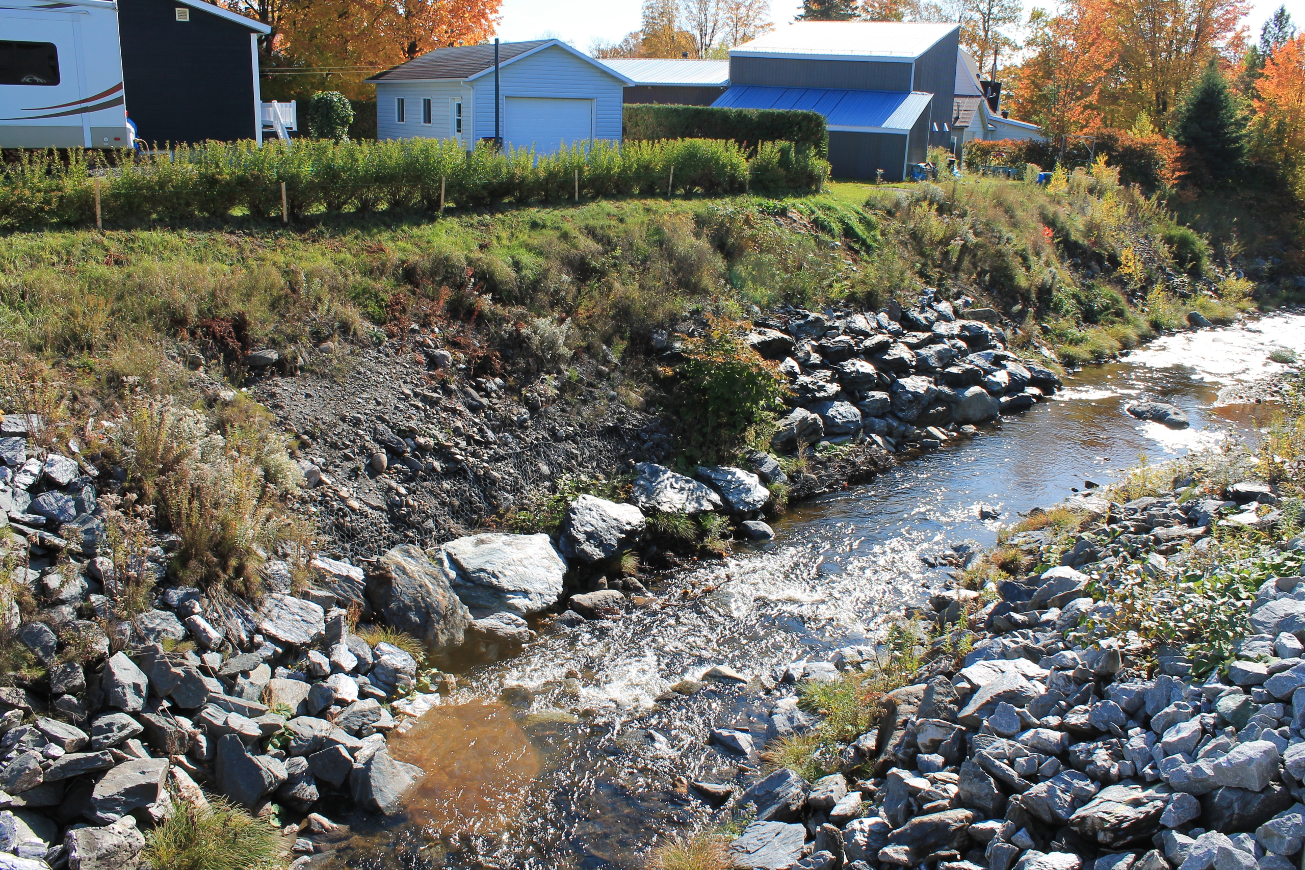 Probleme d'erosion de berges dans le bassin versant de la riviere des Fermes en Beauce. Berges de rivière instables et érodées, conséquence de l‘enrochement et d’une modification du lit à Tring-Jonction.