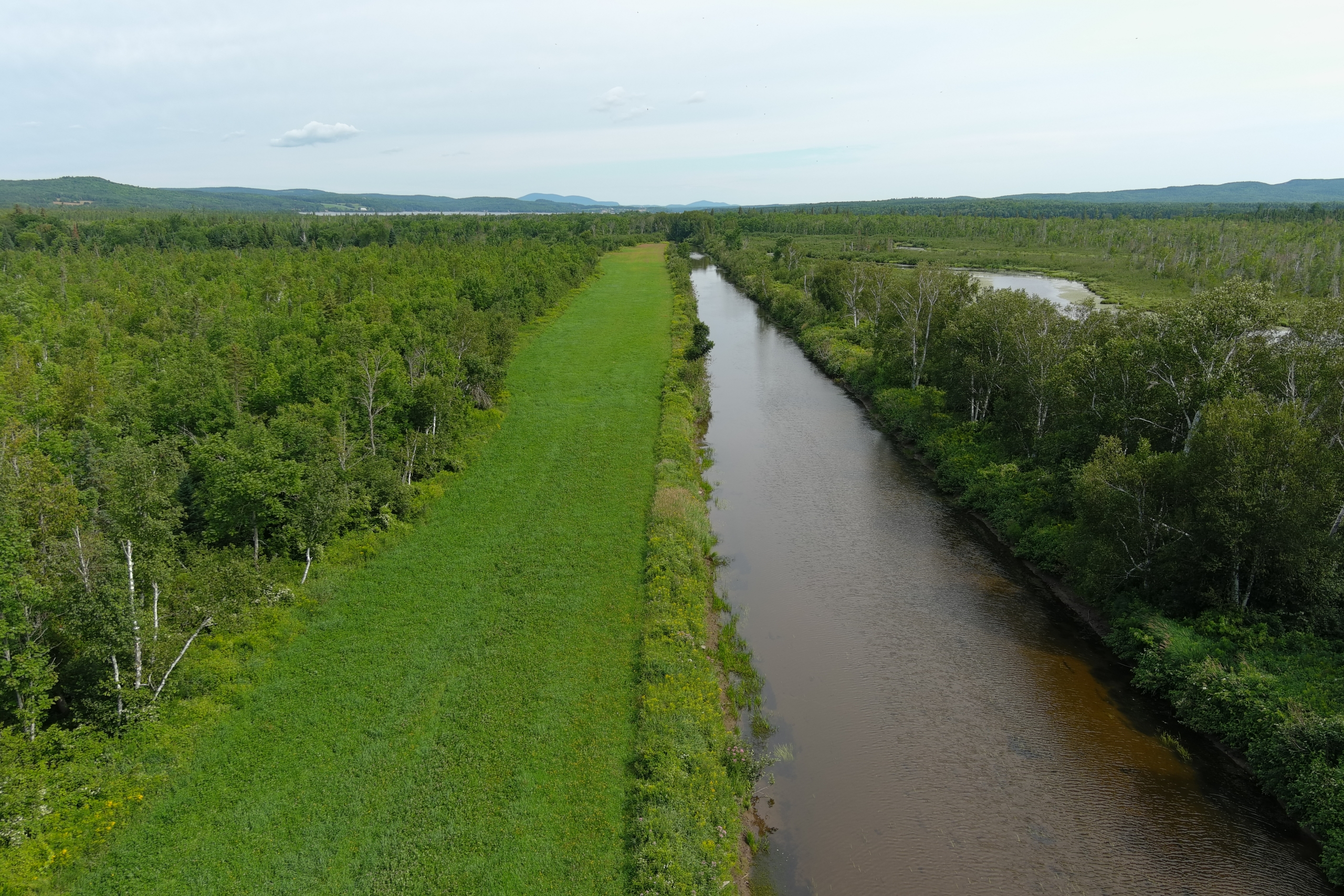 Riviere Arnold rectifiée Vue aérienne d’une rivière au tracé en ligne droite, la rivière Arnold à Piopolis, montrant une altération de son lit naturel.