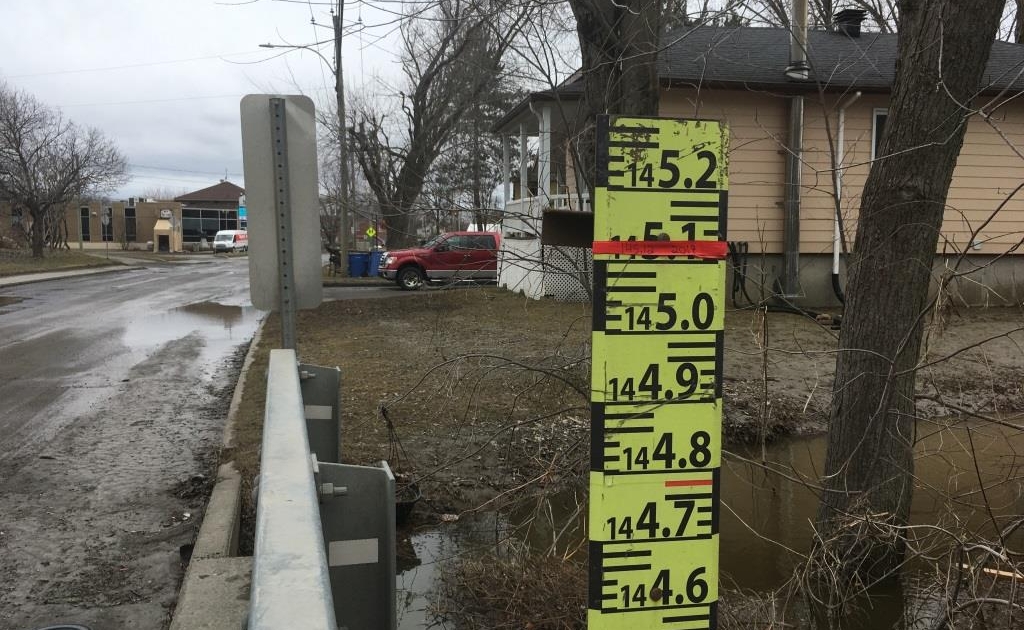 Marquage de crue sur la route Kennedy, Scott, 2019 Marquage d'inondation sur une échelle de niveau en bordure de route.