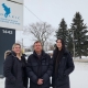 Sur le bord de la route Kennedy à Scott, Véronique Brochu, Luc Proulx et Sofianne Bouchard-Verret posent sous l'enseigne indiquant l'emplacement des bureaux du Comité de bassin de la rivière Chaudière