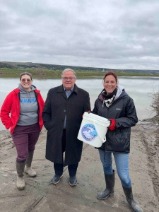 De gauche à droite, Véronique Brochu, directrice générale du COBARIC, Luc Provençal, député de Beauce-Nord, et Marie-Andrée Roy, chargée de projets à la ville de Saint-Joseph-de-Beauce.