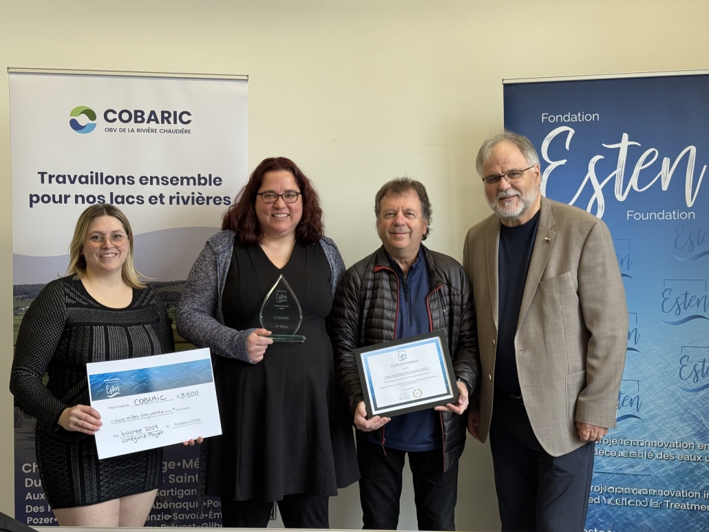 Le COBARIC et la Fondation ESTEN posent fièrement, trophée et chèque en main.