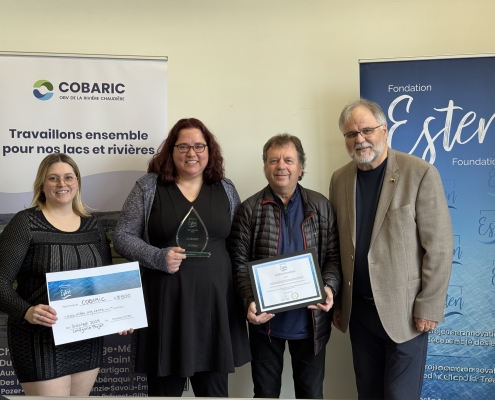 Le COBARIC et la Fondation ESTEN posent fièrement, trophée et chèque en main.