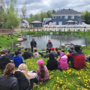 COBARIC_Distribution-arbres_Lets-Go_20250522 Des classes de 5e et 6e année du primaire écoutent attentivement les intervenants du COBARIC et de l'Association des propriétaires de boisés de la Beauce sur l'important des arbres pour l'environnement et, plus particulièrement, l'eau.