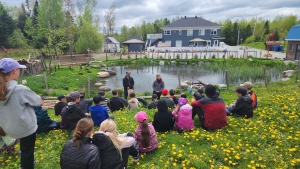 Des classes de 5e et 6e année du primaire écoutent attentivement les intervenants du COBARIC et de l'Association des propriétaires de boisés de la Beauce sur l'important des arbres pour l'environnement et, plus particulièrement, l'eau.
