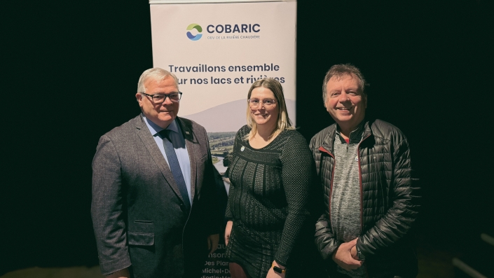 Luc Provençal, député de Beauce-Nord, pose aux côtés de Véronique Brochu, directrice générale du COBARIC, et Luc Proulx, président du COBARIC.