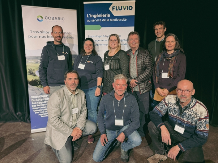 À l'arrière, de gauche à droite : Bérenger Servais, du Contrat de rivière Semois-Chiers (CRSC), Céline Hanzen, du CRSC, Véronique Brochu, du COBARIC, Luc Proulx, président du COBARIC, François Groux, Co-fondateur de Fluvio, Claudine Breton, ingénieure associée chez Fluvio. Devant, de gauche à droite : Emmanuel Rojo-Diaz, du Syndicat d'aménagement du Bandiat, de la Tardoire et de la Bonnieure (SyBTB), Yanick Collignon, du CRSC, et André Évette, de l'INRAE Grenoble