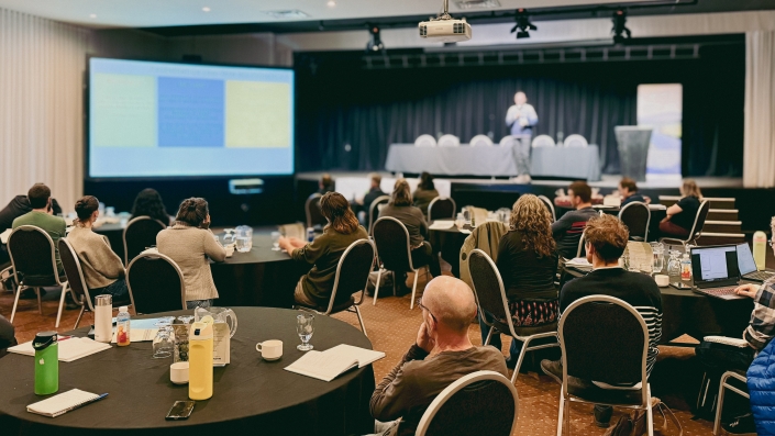 André Évette, de l’INRAE Grenoble, présente ses pistes de recherche sur le sujet de la restauration de cours d’eau